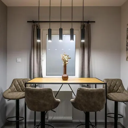 Exclusive Duplex With Balcony On Elisabeth St' *