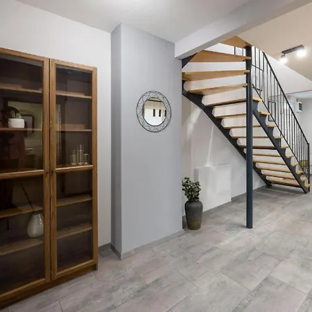 Exclusive Duplex With Balcony On Elisabeth St' *