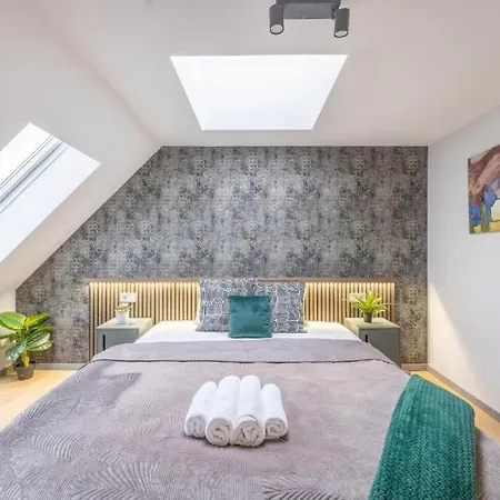 Exclusive Duplex With Balcony On Elisabeth St'
