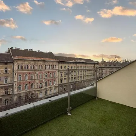 Exclusive Duplex With Balcony On Elisabeth St' アパート *